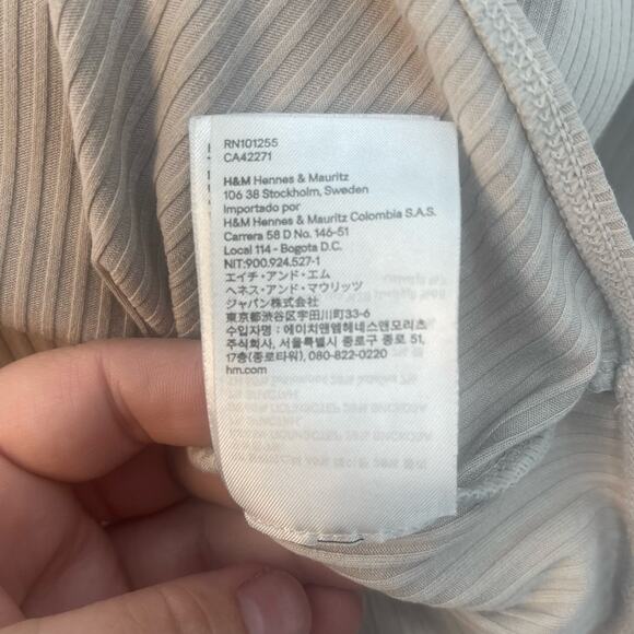 H&M Ribbed Bodysuit Womens M Beige/Tan Split V-neck Short Sleeve Snap Scoop Back - Picture 7 of 11